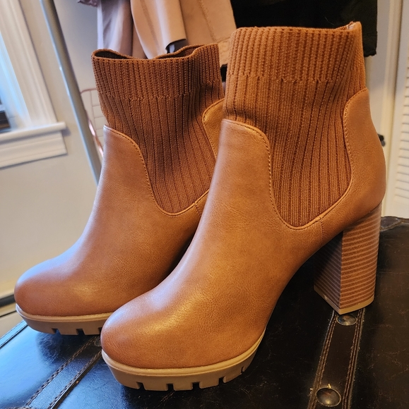 Fashion Boots - Picture 3 of 4